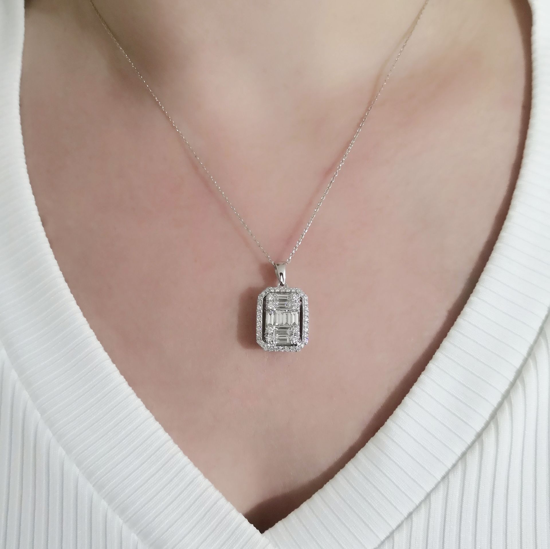 1.10 Karat Pırlanta Baget Kolye