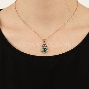 0,54 Karat Elmas Zümrüt Gül Kolye