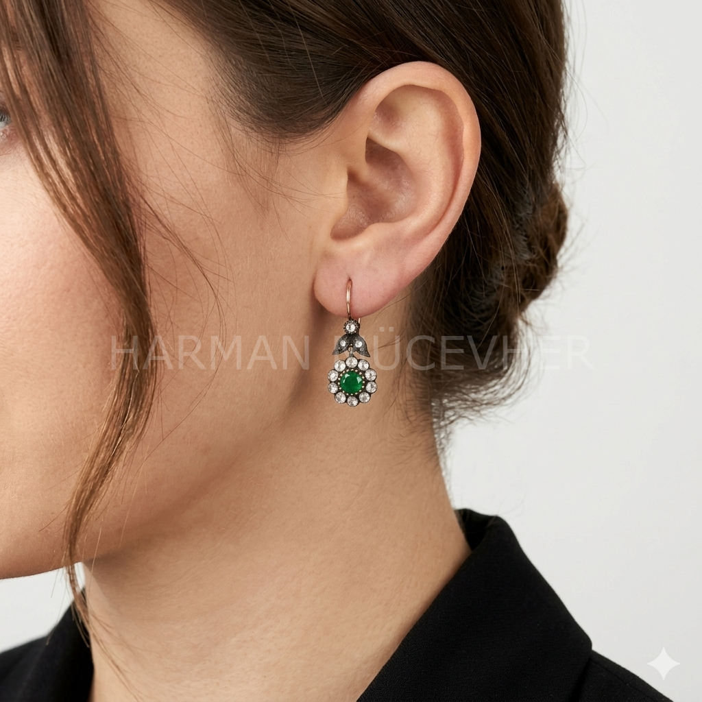 0,94 Karat Elmas Zümrüt Gül Küpe