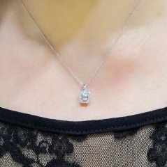 0.22 Karat Pırlanta Baget Kolye