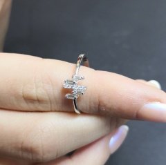 0.14 Karat Pırlanta Baget Yüzük