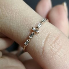 0.12 Karat Pırlanta Baget Yüzük